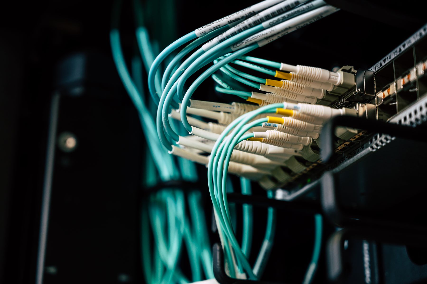 Labelled fibre connections installed in network equipment